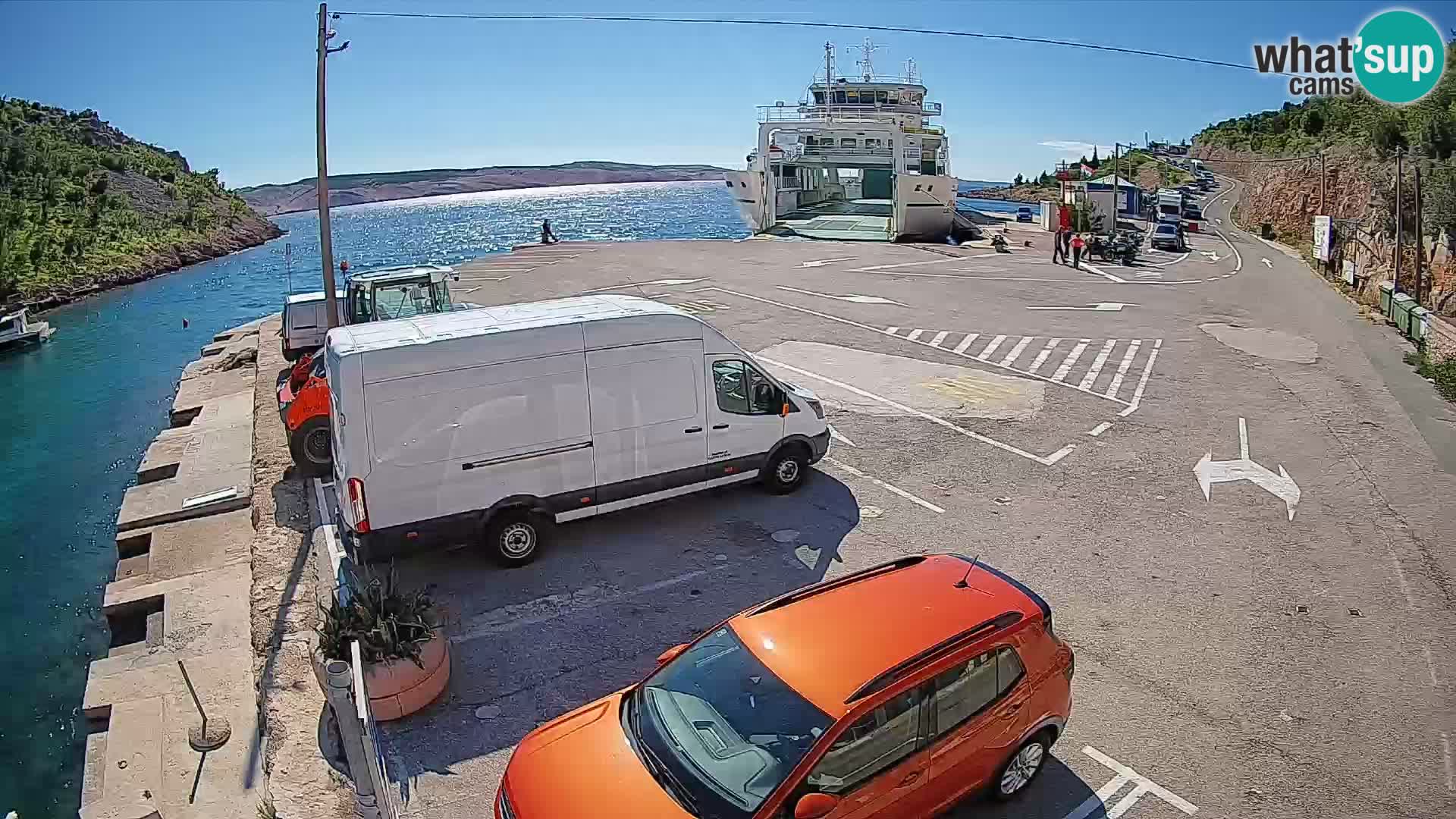 Spletna kamera trajektno pristanišče Prizna – proti otoku Pag