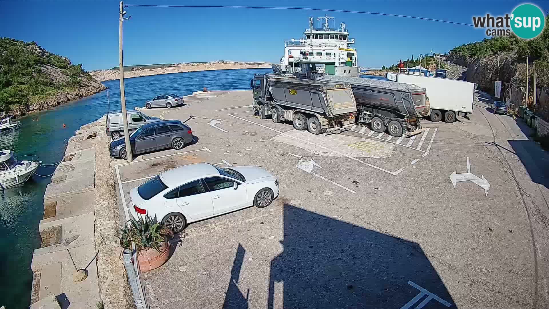 Spletna kamera trajektno pristanišče Prizna – proti otoku Pag