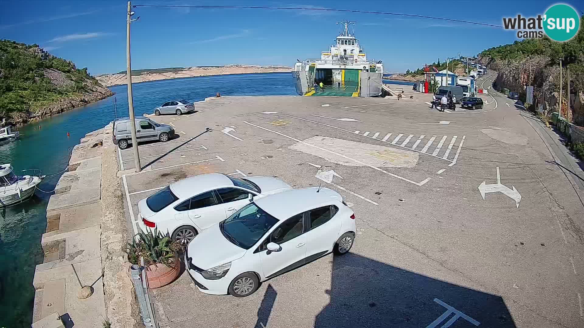 Spletna kamera trajektno pristanišče Prizna – proti otoku Pag