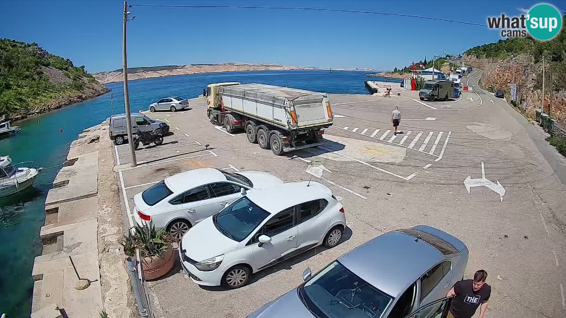 Spletna kamera trajektno pristanišče Prizna – proti otoku Pag