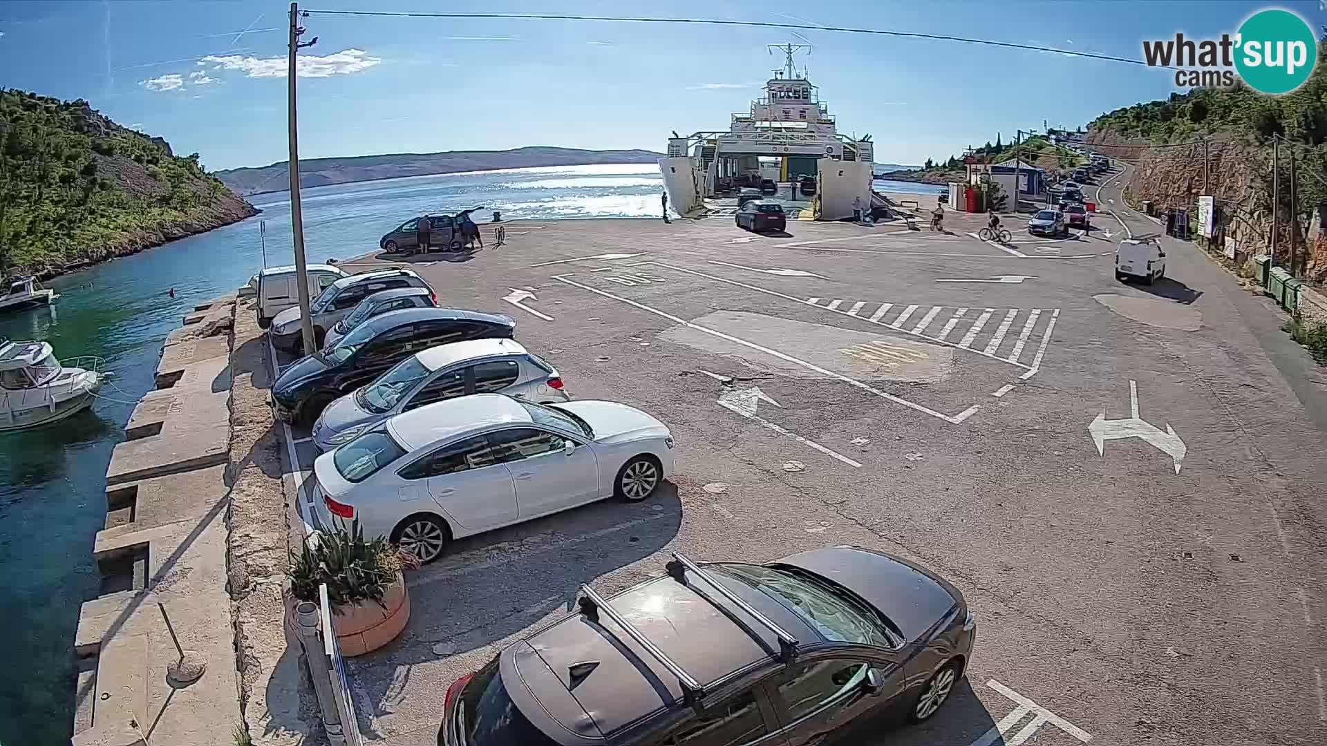 Spletna kamera trajektno pristanišče Prizna – proti otoku Pag