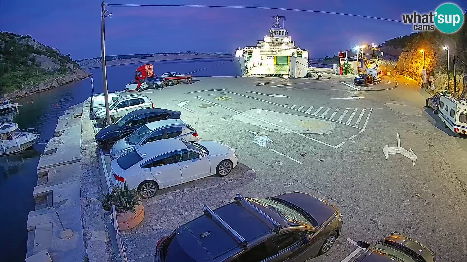 Spletna kamera trajektno pristanišče Prizna – proti otoku Pag