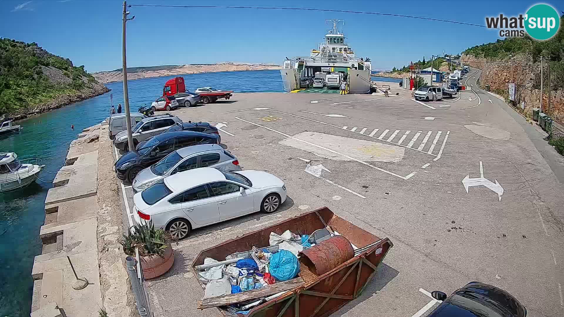 Spletna kamera trajektno pristanišče Prizna – proti otoku Pag