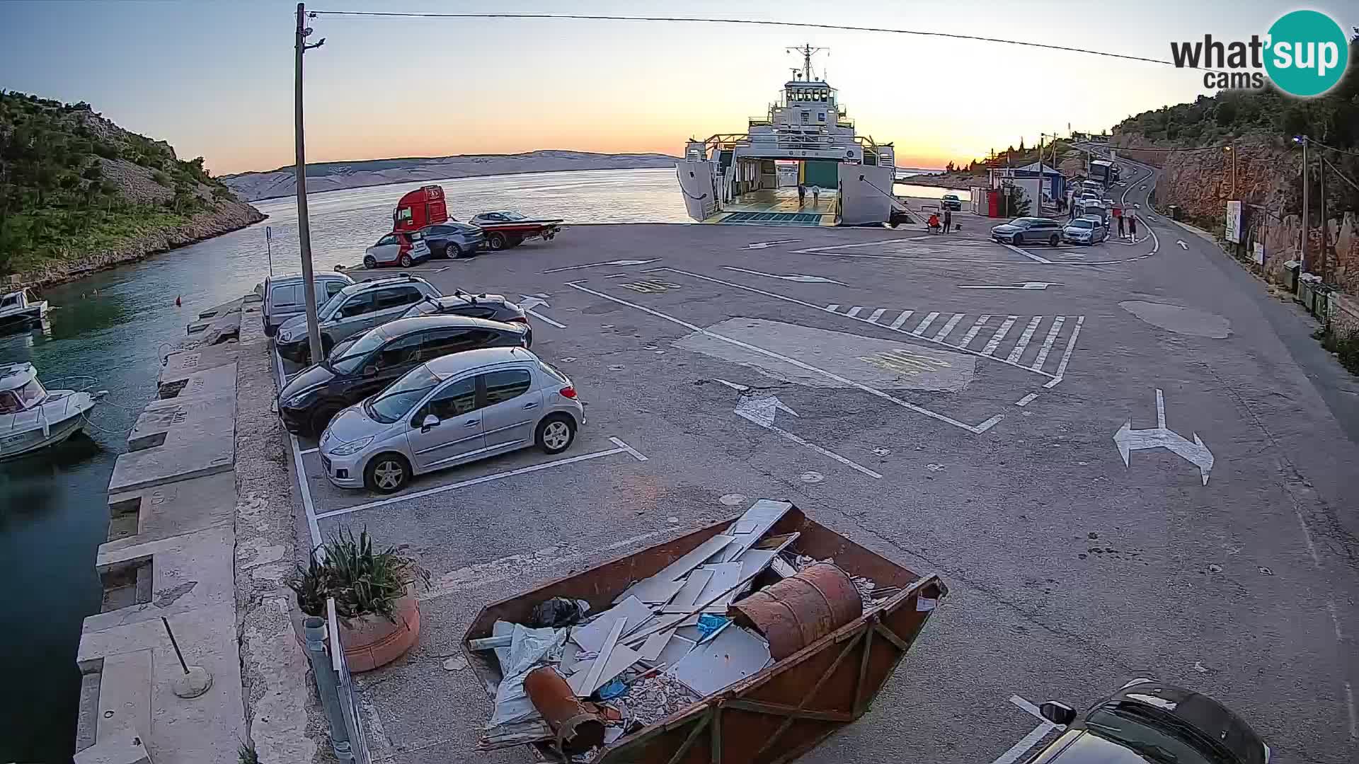 Spletna kamera trajektno pristanišče Prizna – proti otoku Pag