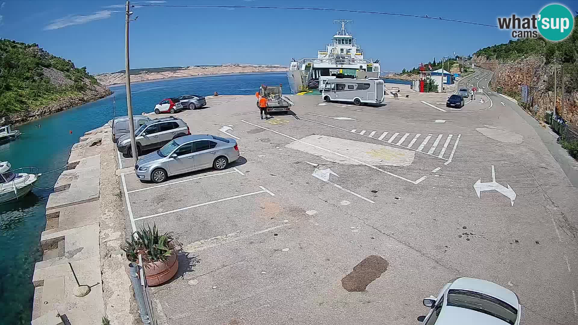 Spletna kamera trajektno pristanišče Prizna – proti otoku Pag