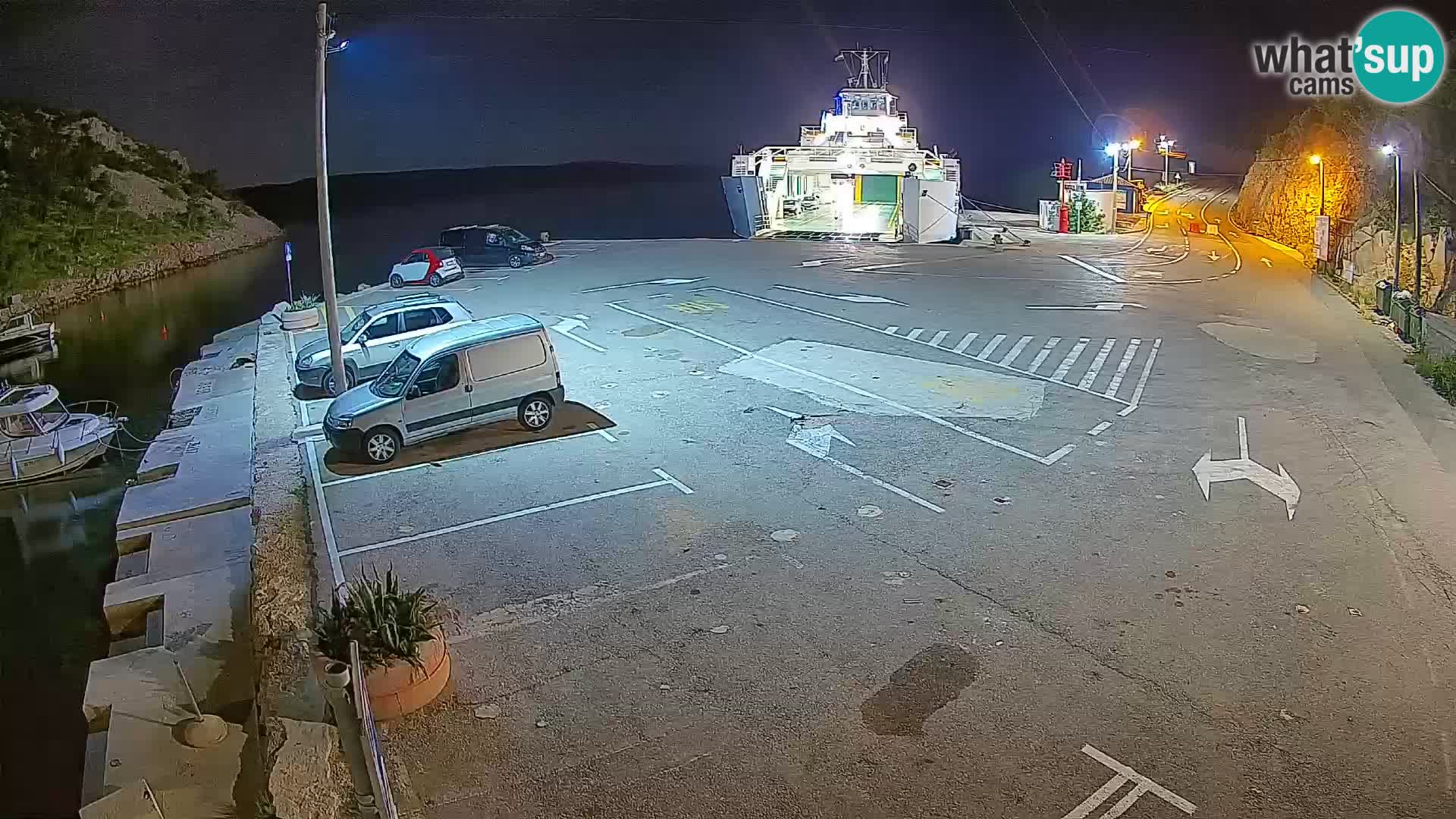 Spletna kamera trajektno pristanišče Prizna – proti otoku Pag