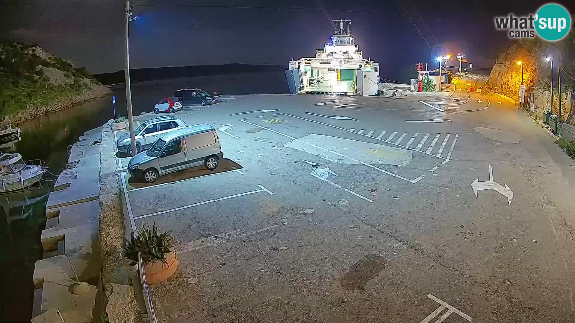 Spletna kamera trajektno pristanišče Prizna – proti otoku Pag