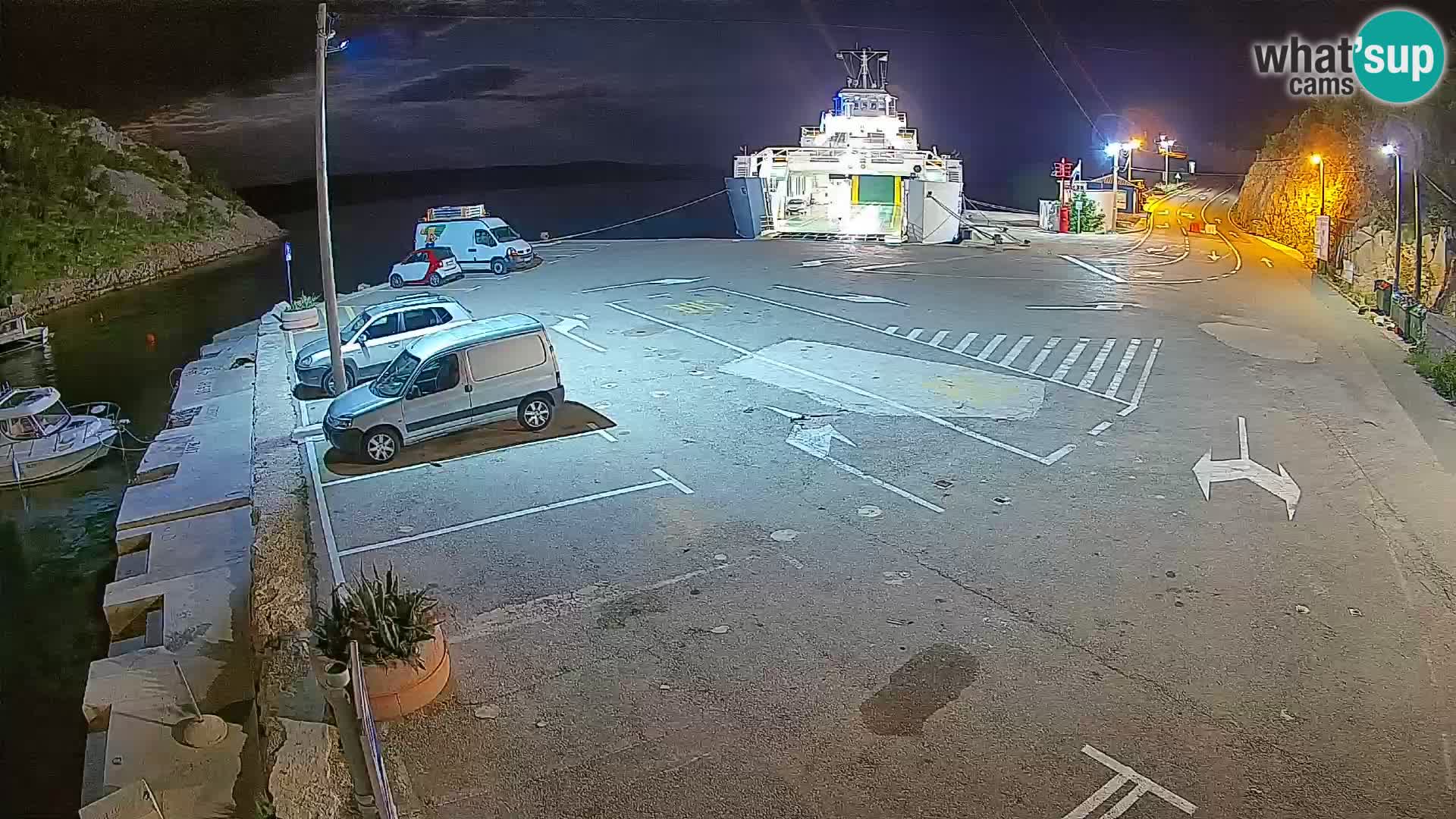 Spletna kamera trajektno pristanišče Prizna – proti otoku Pag