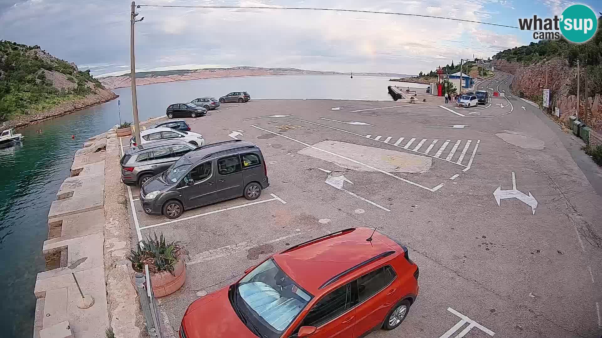 Spletna kamera trajektno pristanišče Prizna – proti otoku Pag