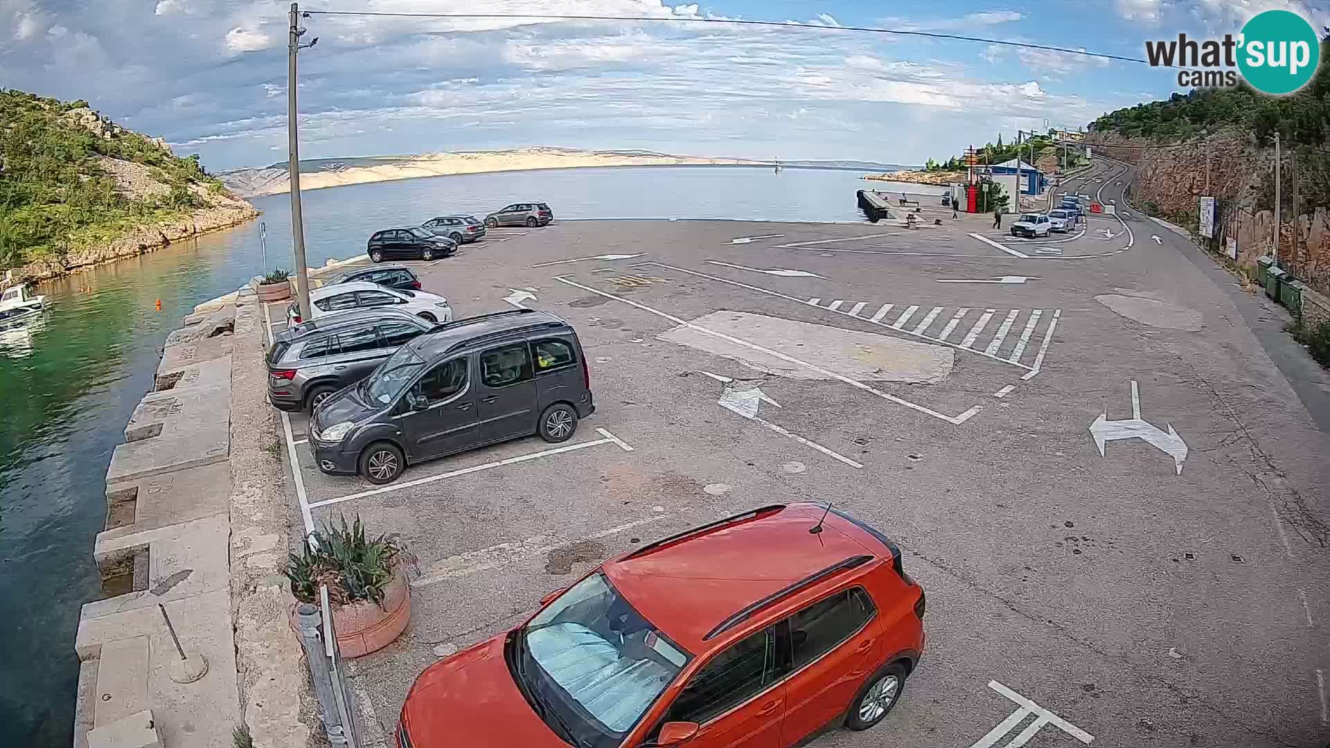 Spletna kamera trajektno pristanišče Prizna – proti otoku Pag