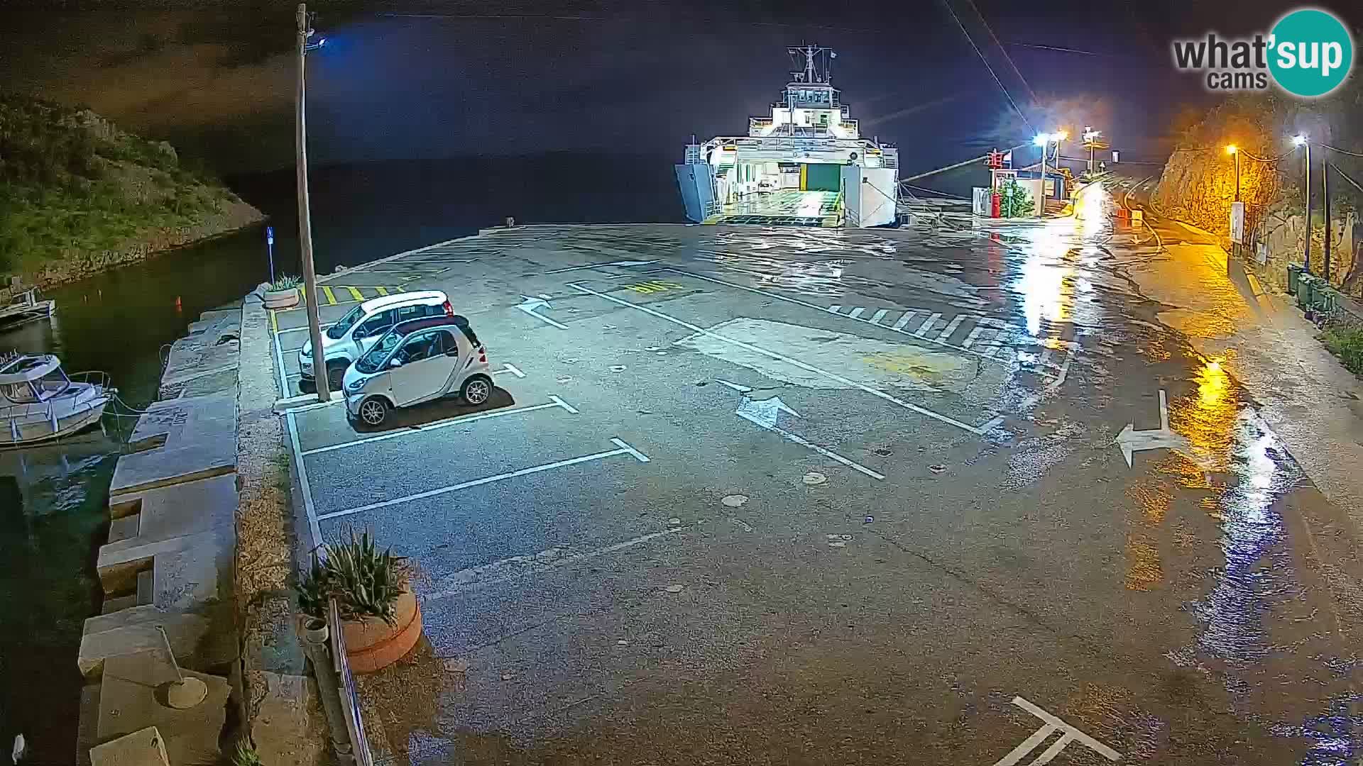 Spletna kamera trajektno pristanišče Prizna – proti otoku Pag
