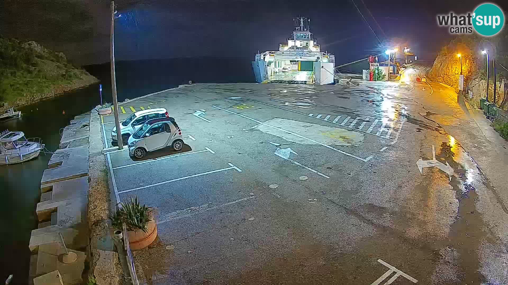 Spletna kamera trajektno pristanišče Prizna – proti otoku Pag