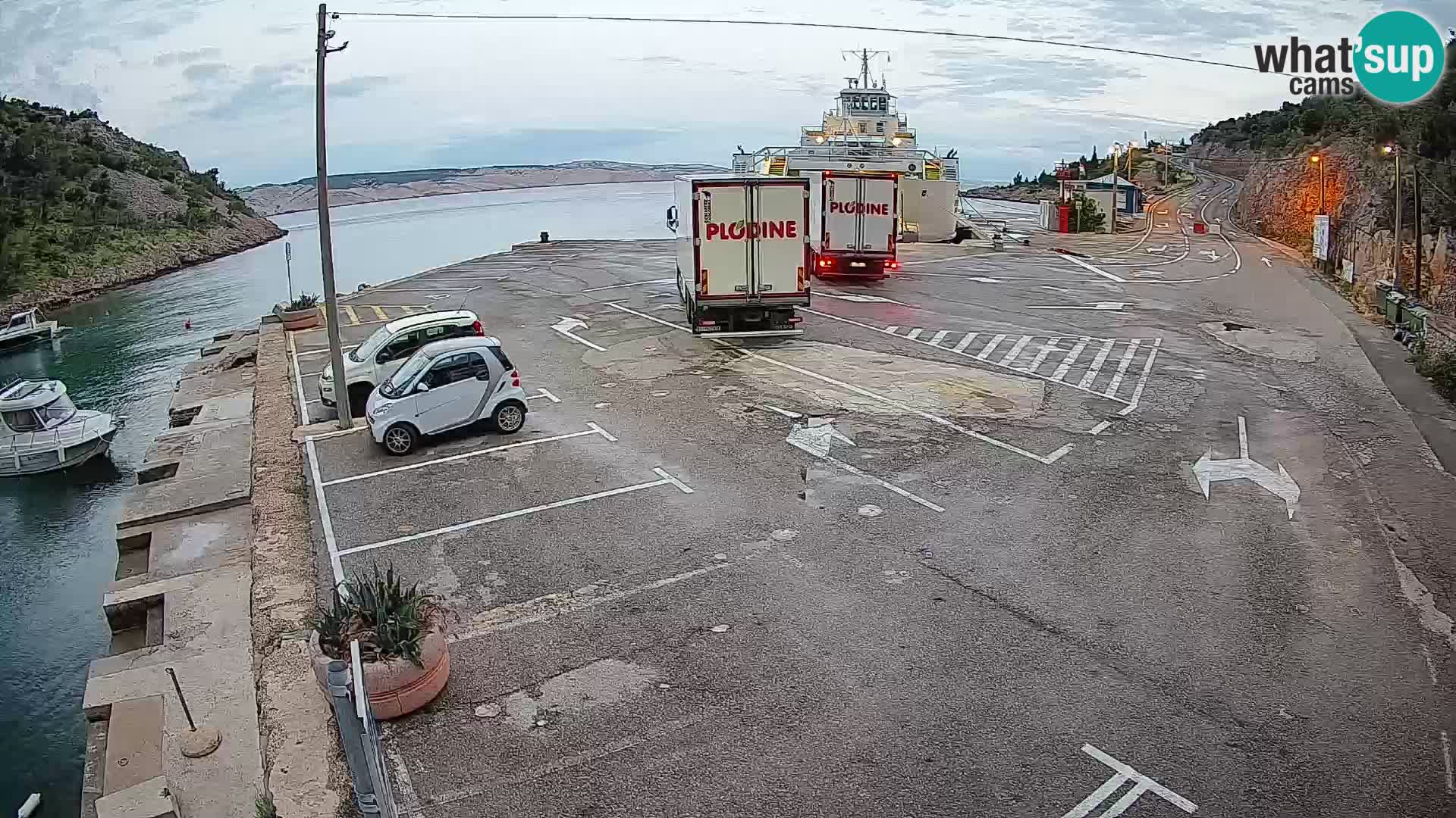 Spletna kamera trajektno pristanišče Prizna – proti otoku Pag