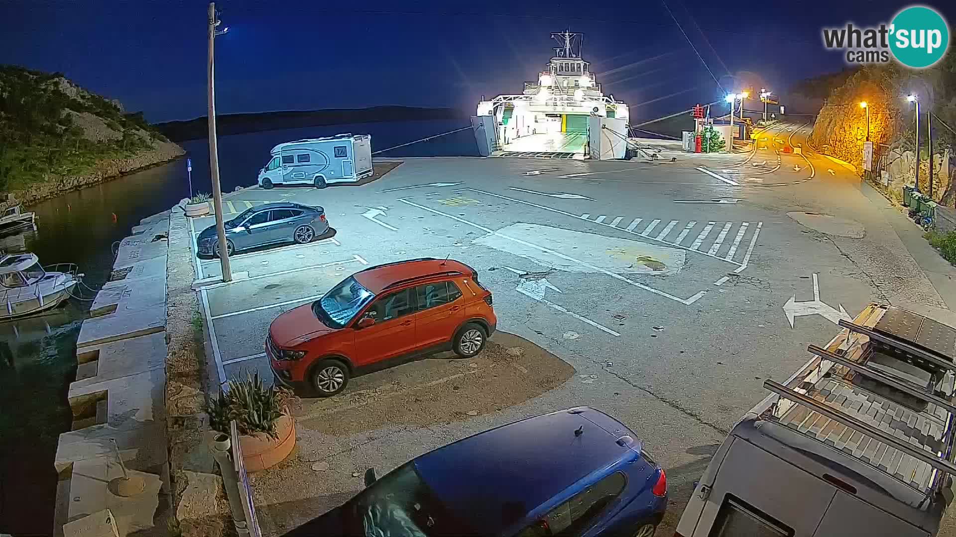 Spletna kamera trajektno pristanišče Prizna – proti otoku Pag