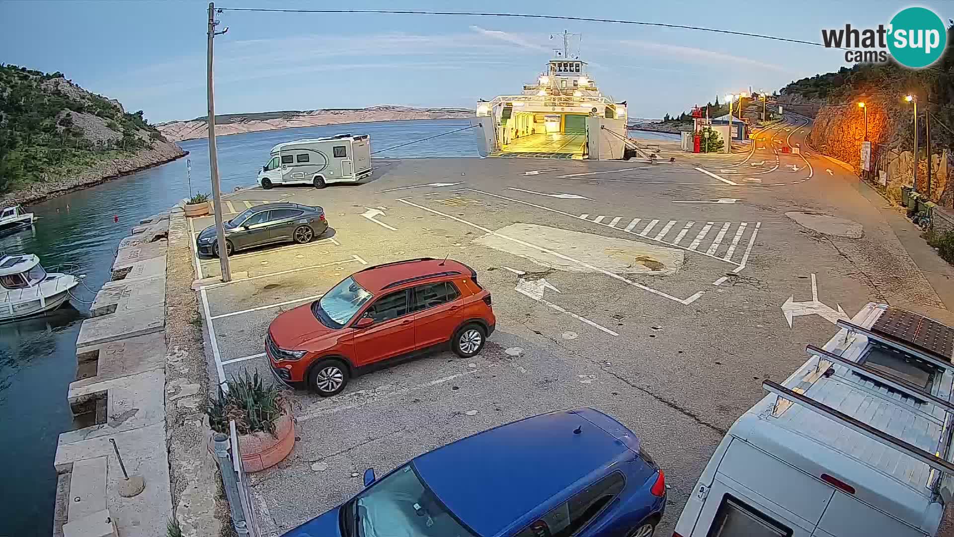 Spletna kamera trajektno pristanišče Prizna – proti otoku Pag