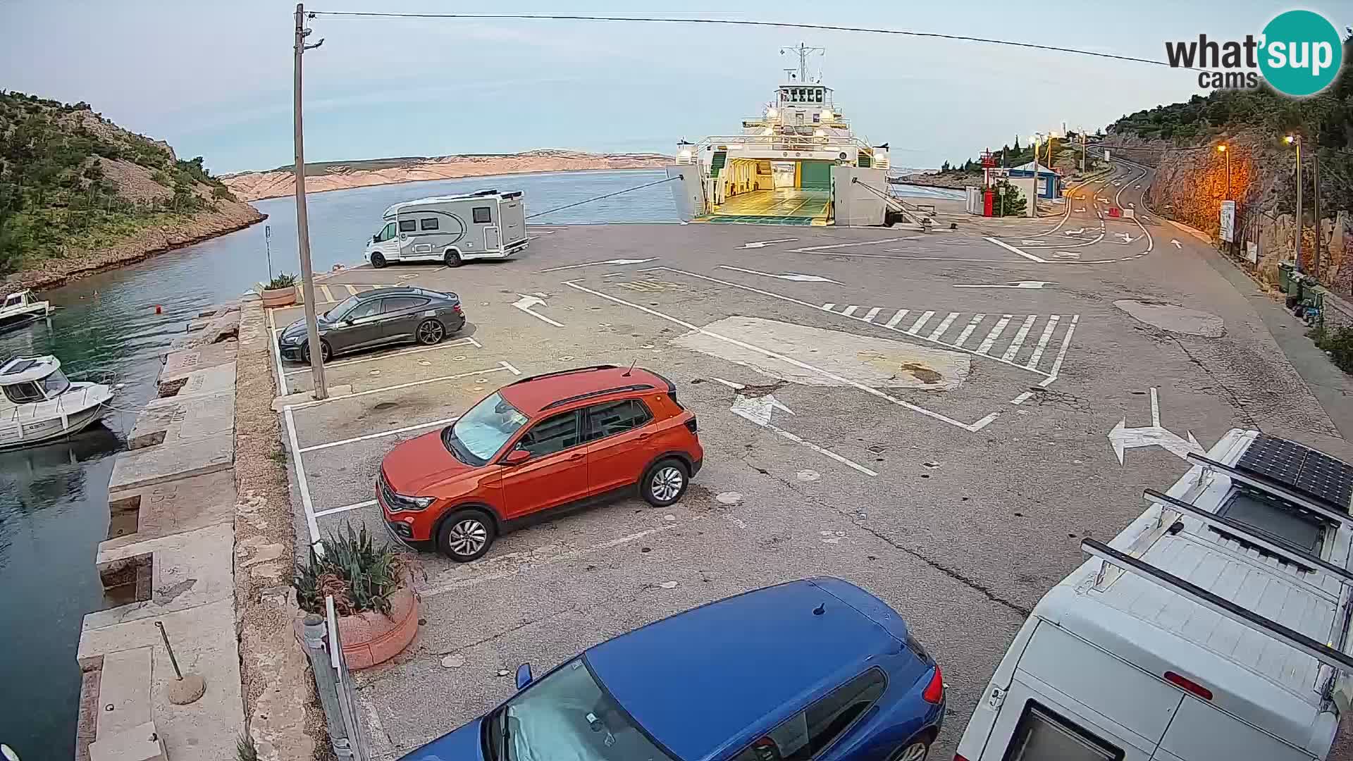 Spletna kamera trajektno pristanišče Prizna – proti otoku Pag
