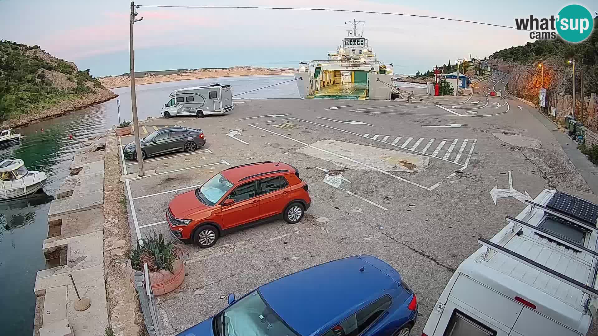 Webcam del puerto de ferris de Prizna – hacia la isla de Pag