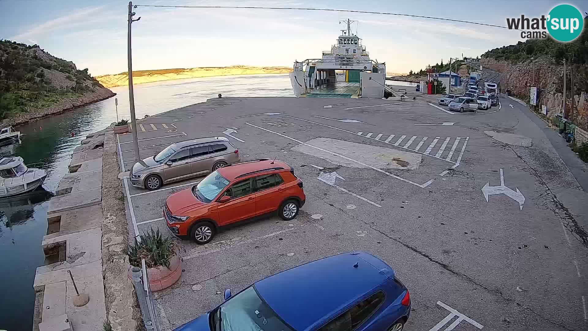 Spletna kamera trajektno pristanišče Prizna – proti otoku Pag