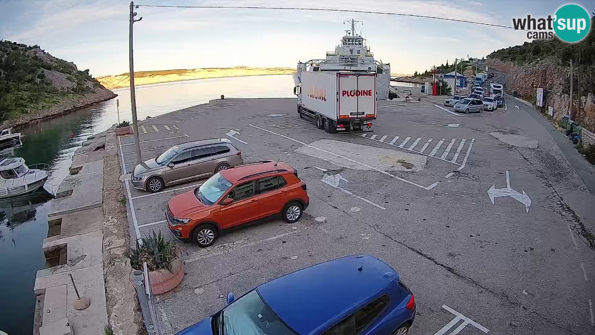 Spletna kamera trajektno pristanišče Prizna – proti otoku Pag