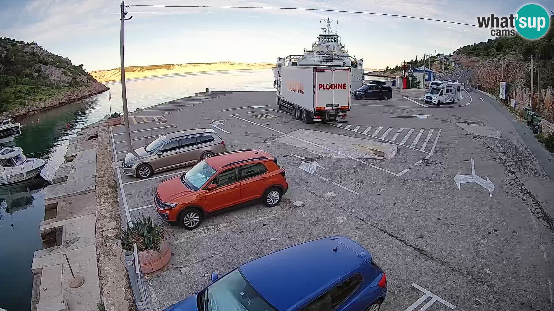 Spletna kamera trajektno pristanišče Prizna – proti otoku Pag