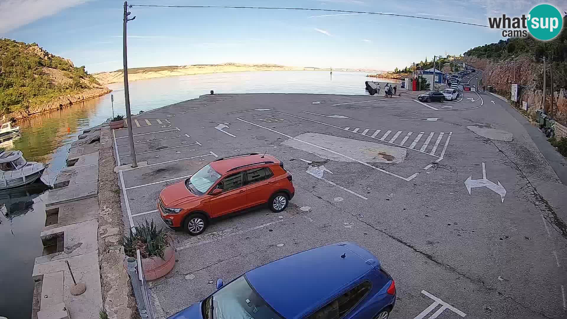 Spletna kamera trajektno pristanišče Prizna – proti otoku Pag
