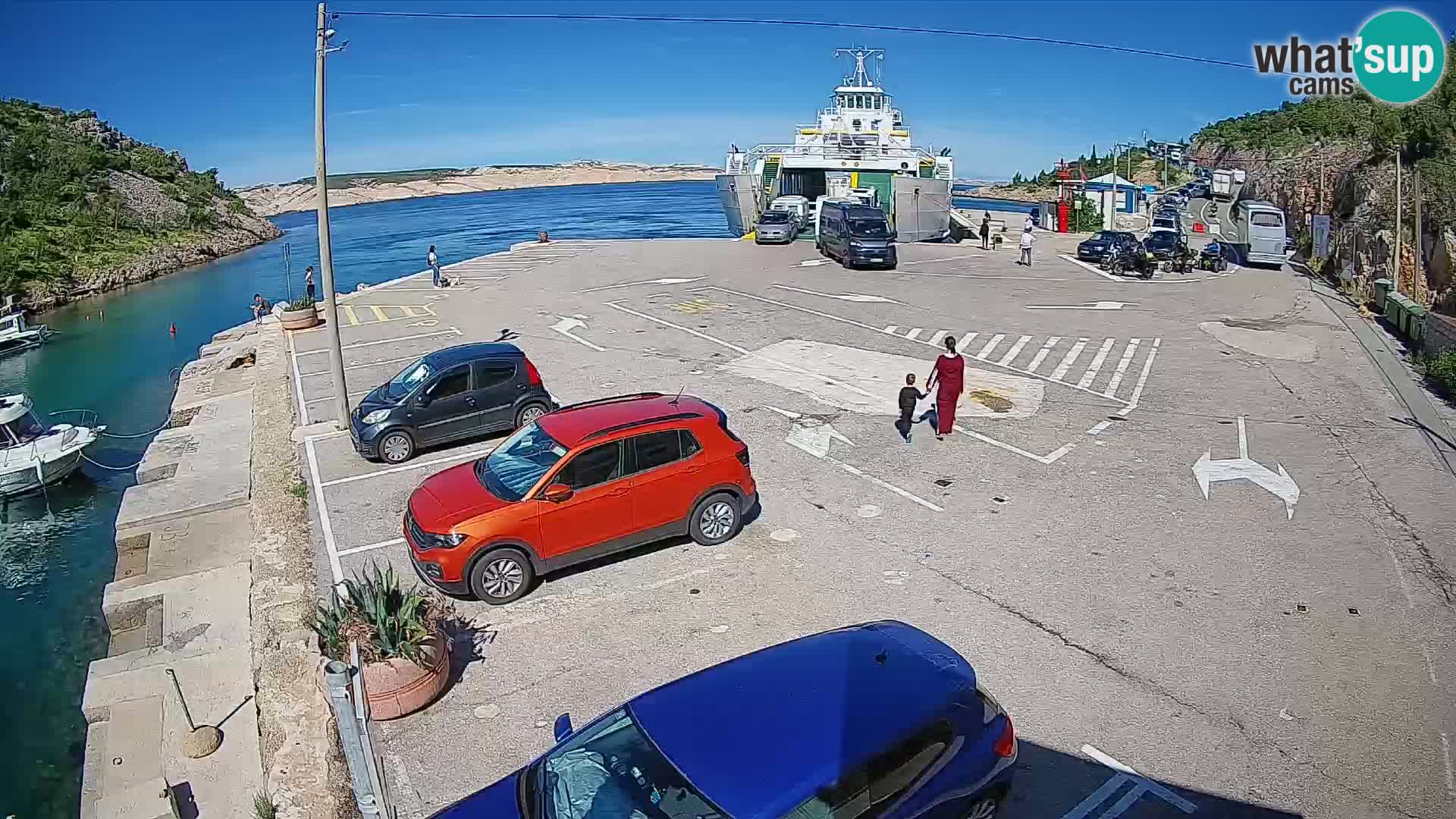 Spletna kamera trajektno pristanišče Prizna – proti otoku Pag