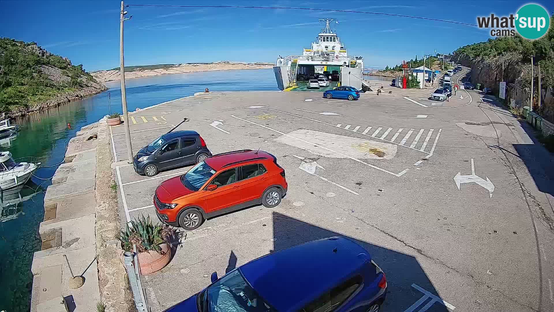 Spletna kamera trajektno pristanišče Prizna – proti otoku Pag