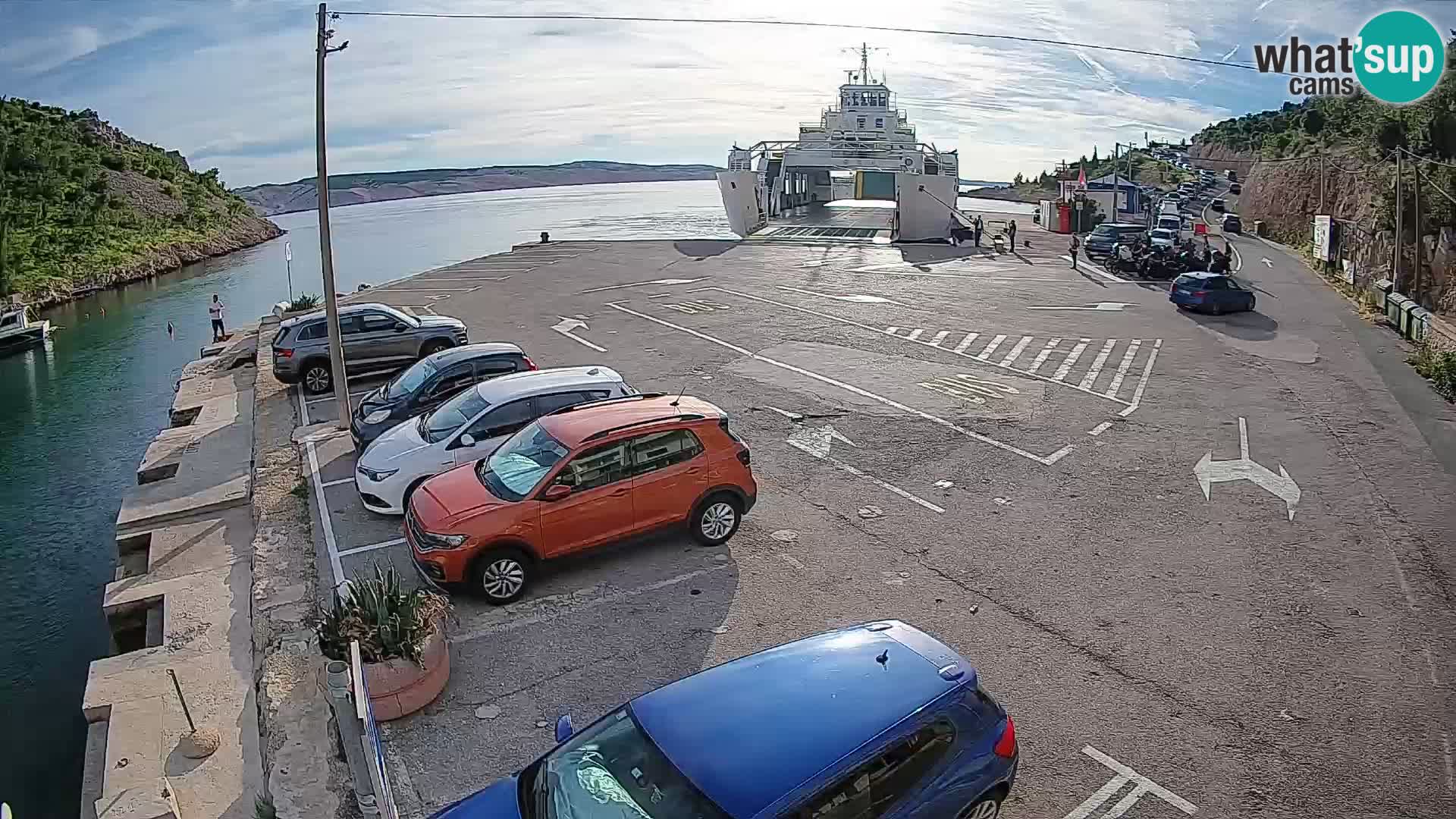 Spletna kamera trajektno pristanišče Prizna – proti otoku Pag