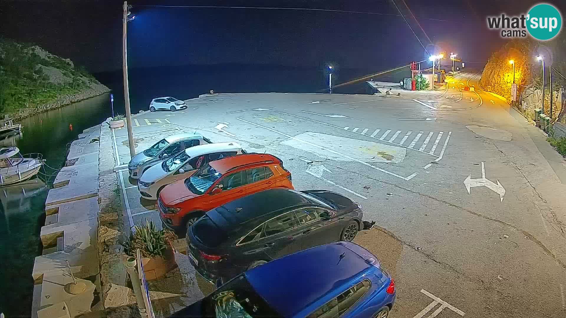 Spletna kamera trajektno pristanišče Prizna – proti otoku Pag