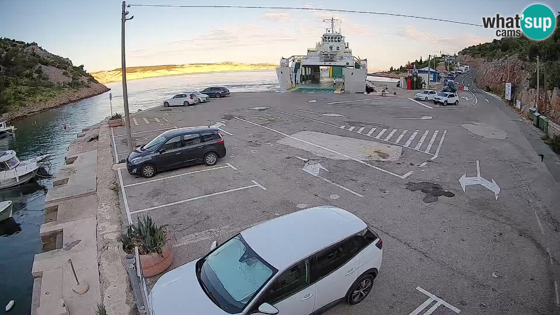 Spletna kamera trajektno pristanišče Prizna – proti otoku Pag