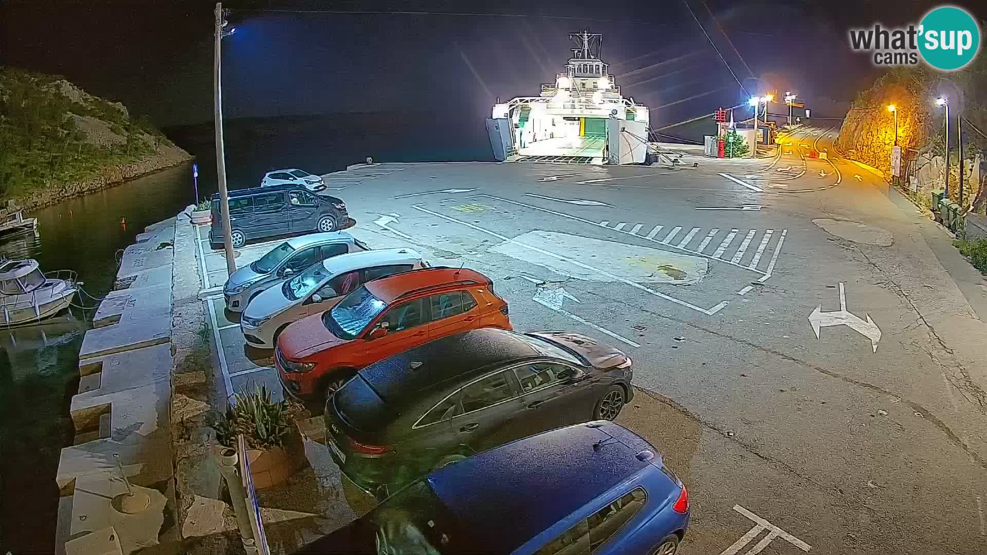 Spletna kamera trajektno pristanišče Prizna – proti otoku Pag