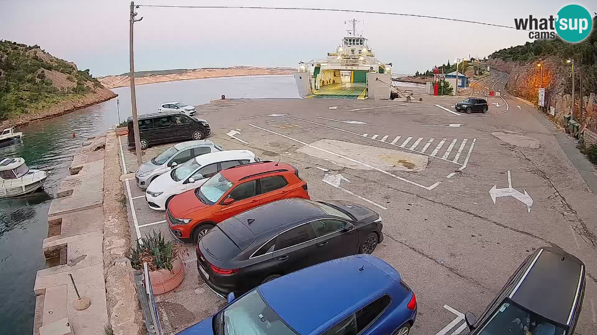 Spletna kamera trajektno pristanišče Prizna – proti otoku Pag