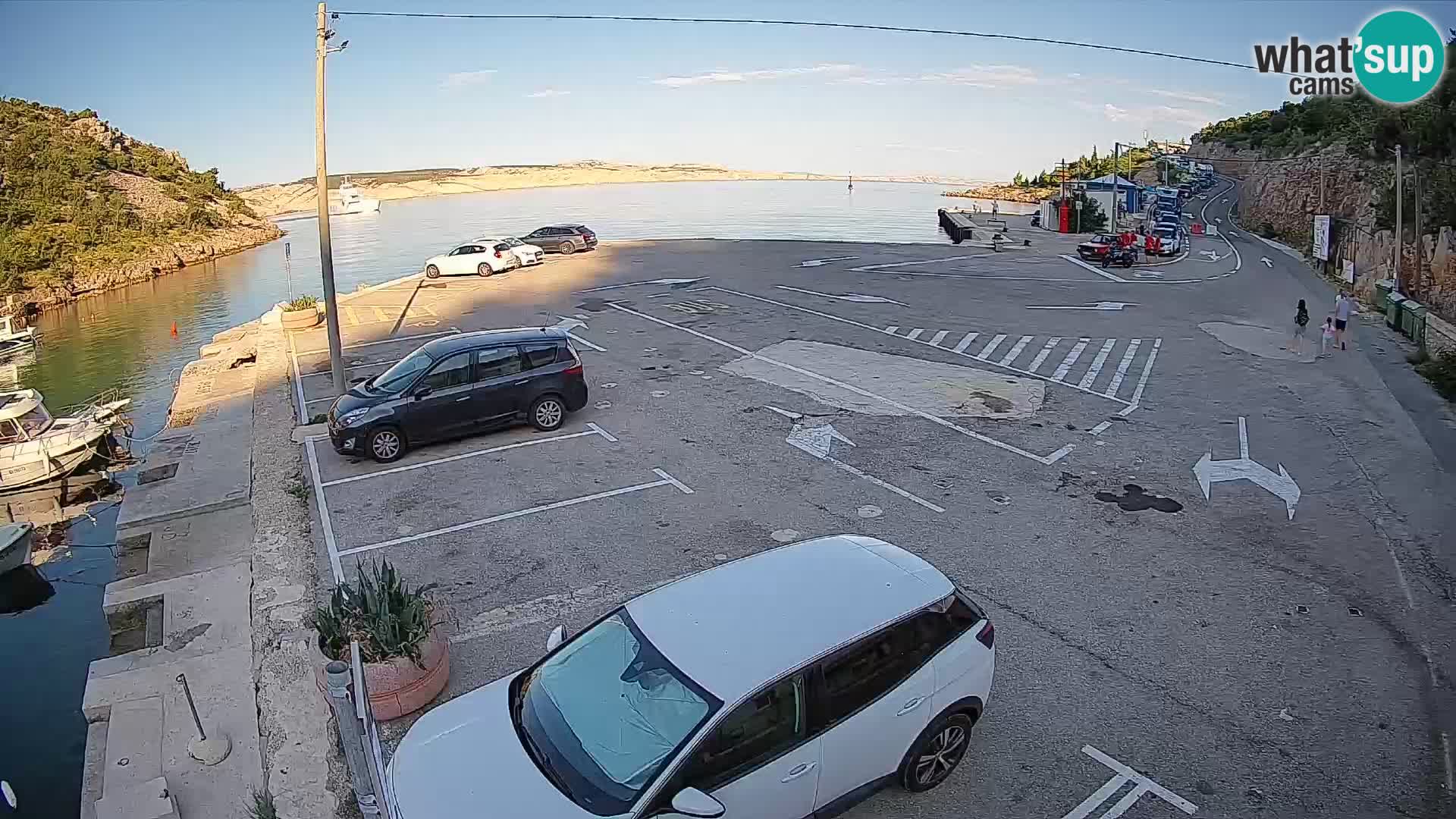 Spletna kamera trajektno pristanišče Prizna – proti otoku Pag