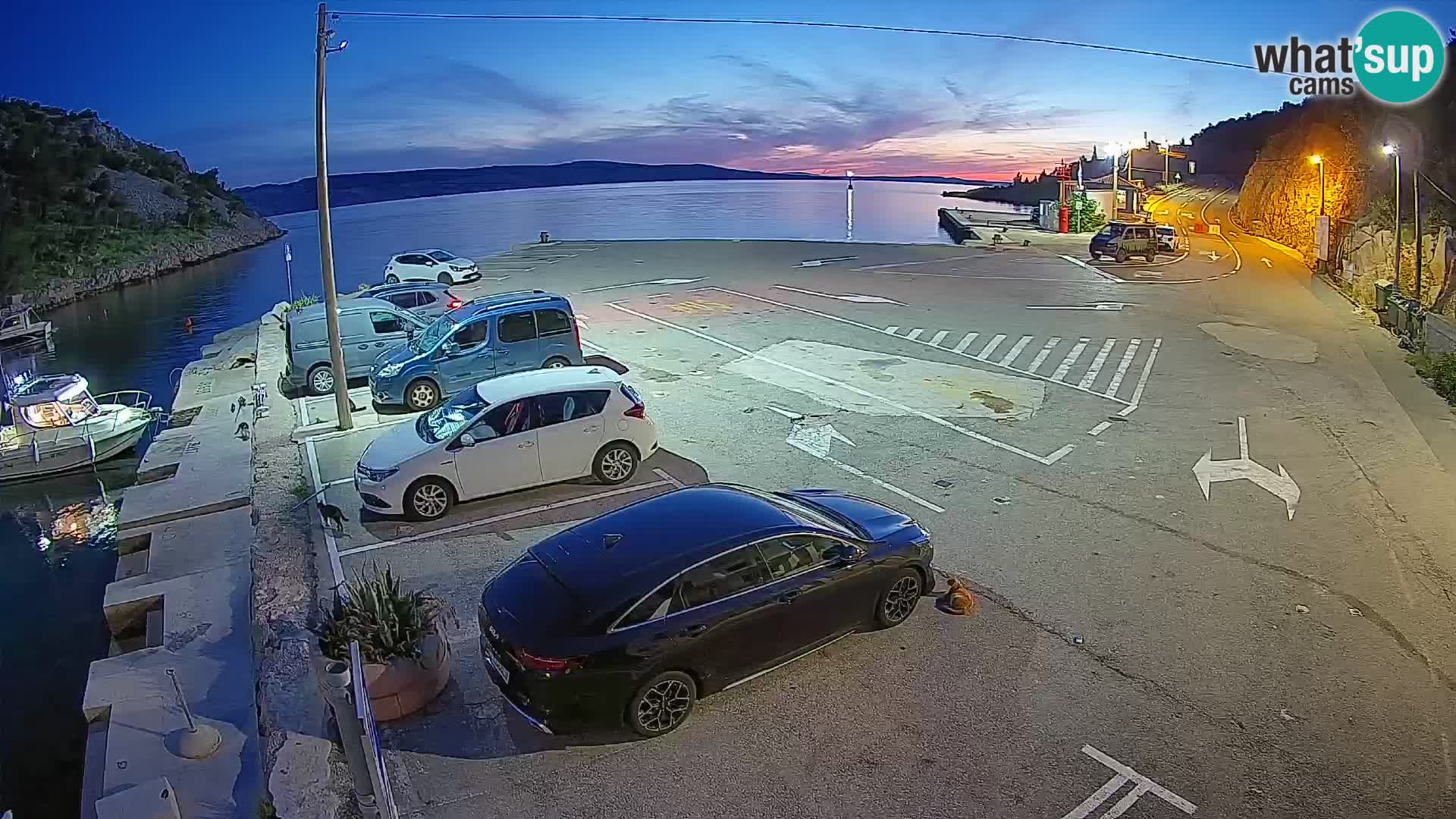 Spletna kamera trajektno pristanišče Prizna – proti otoku Pag