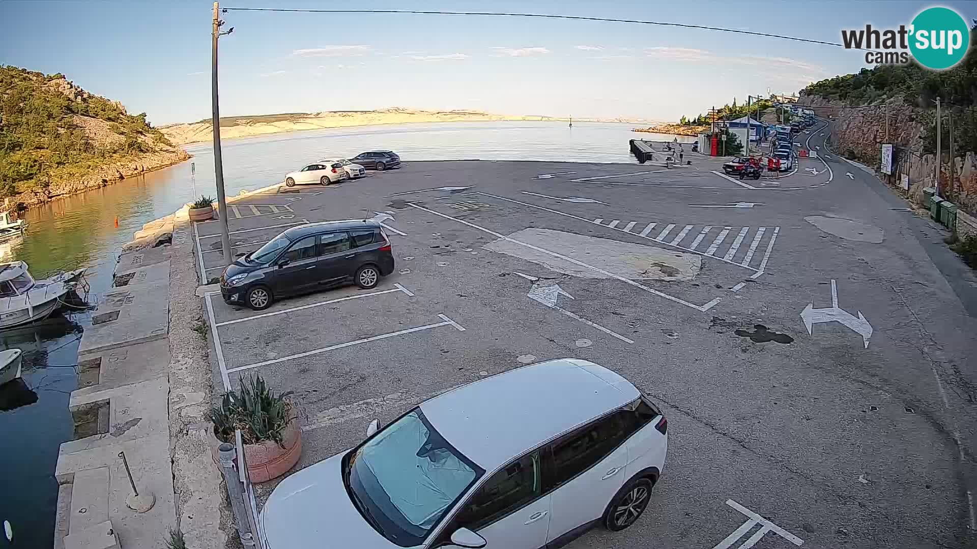 Spletna kamera trajektno pristanišče Prizna – proti otoku Pag