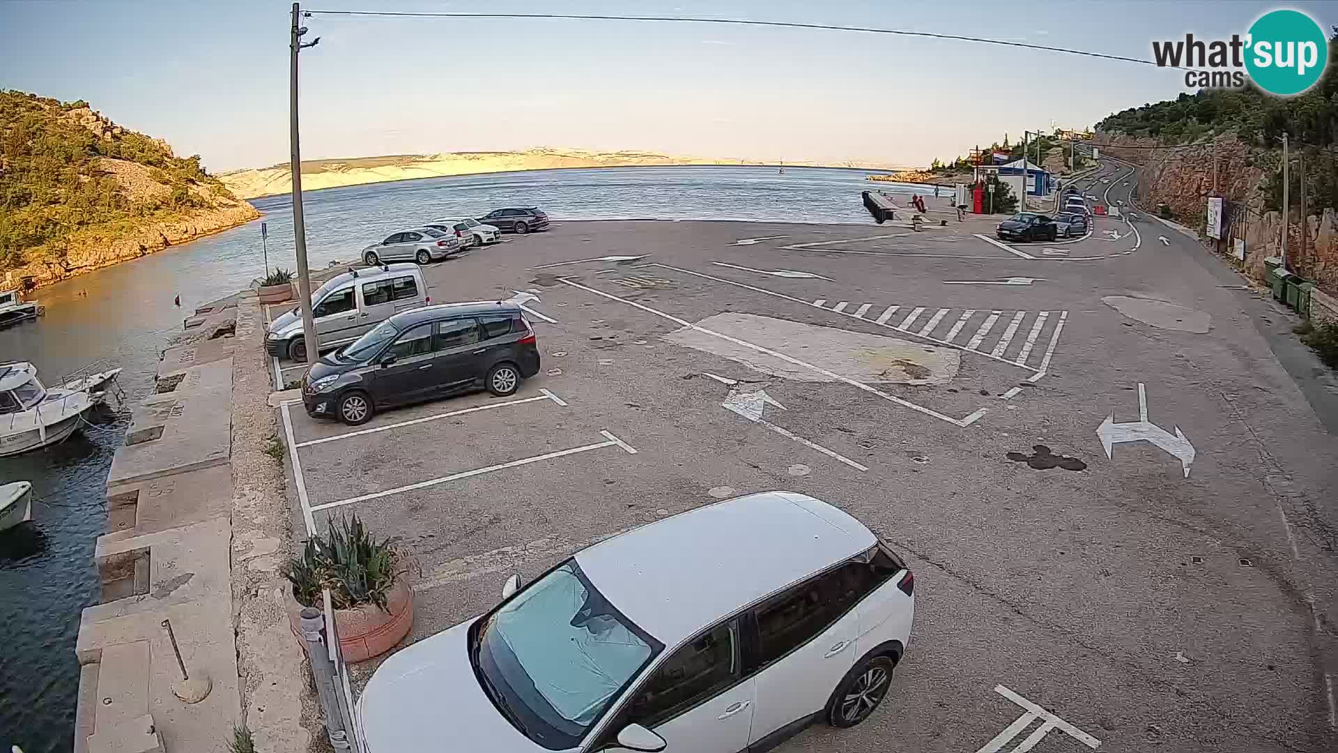 Spletna kamera trajektno pristanišče Prizna – proti otoku Pag