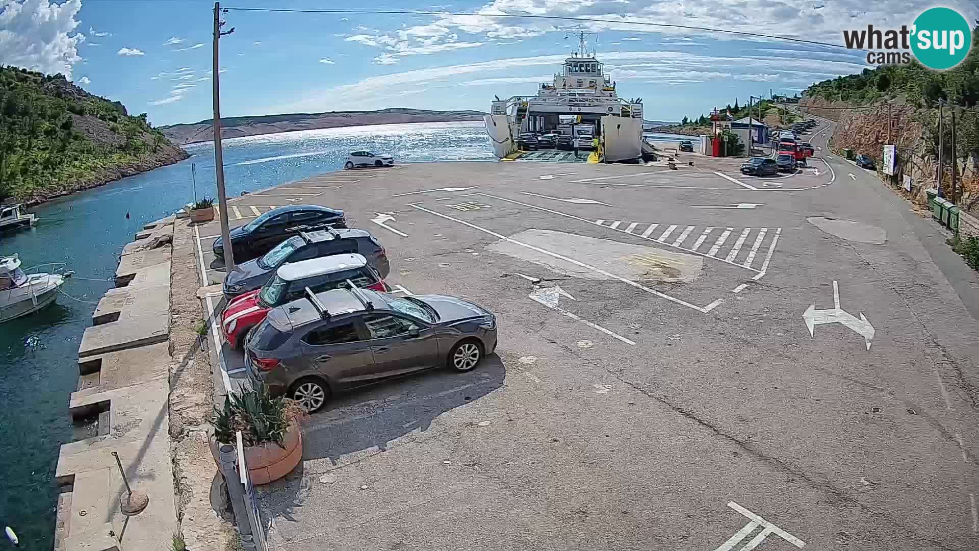 Spletna kamera trajektno pristanišče Prizna – proti otoku Pag