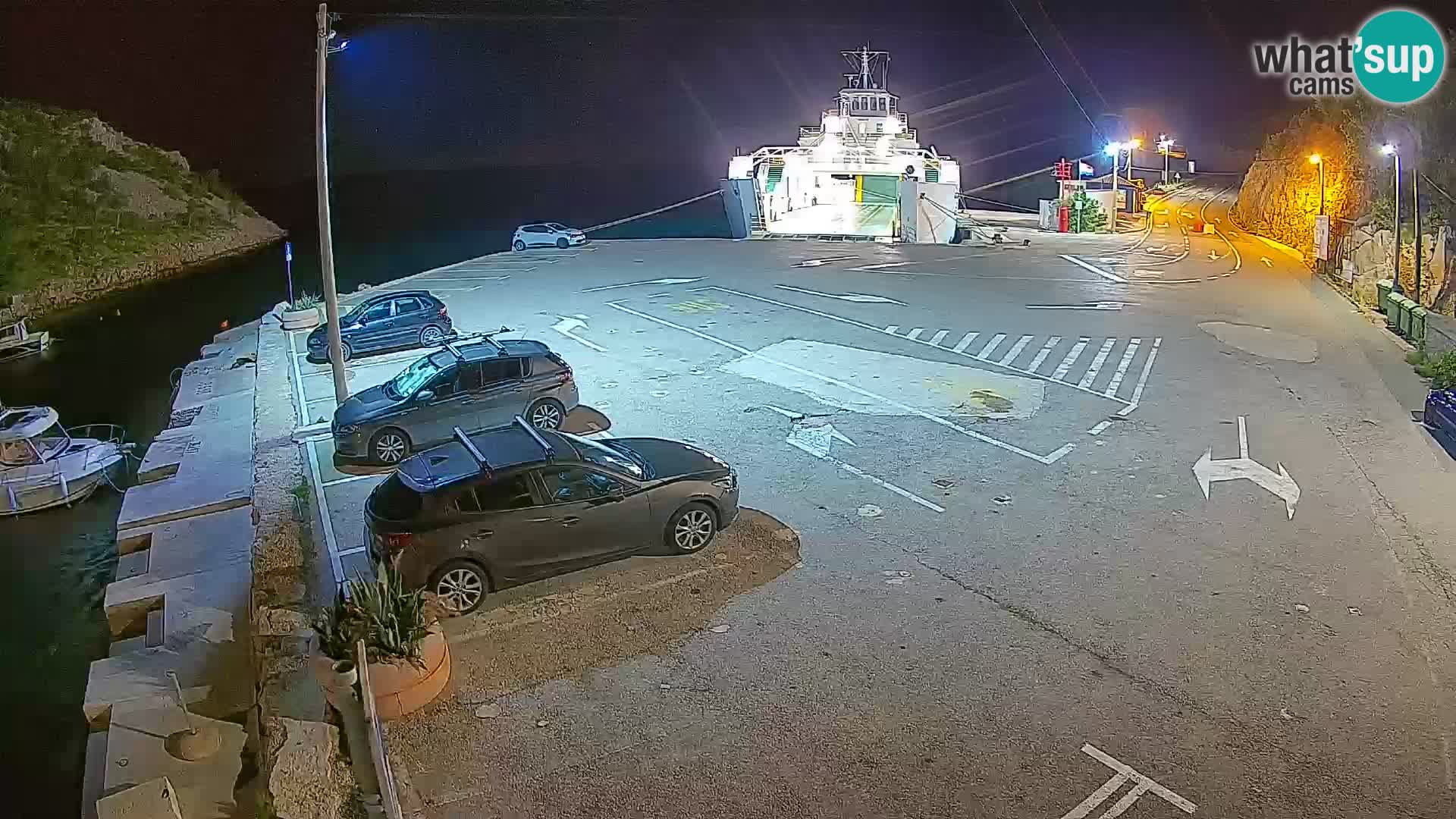 Spletna kamera trajektno pristanišče Prizna – proti otoku Pag