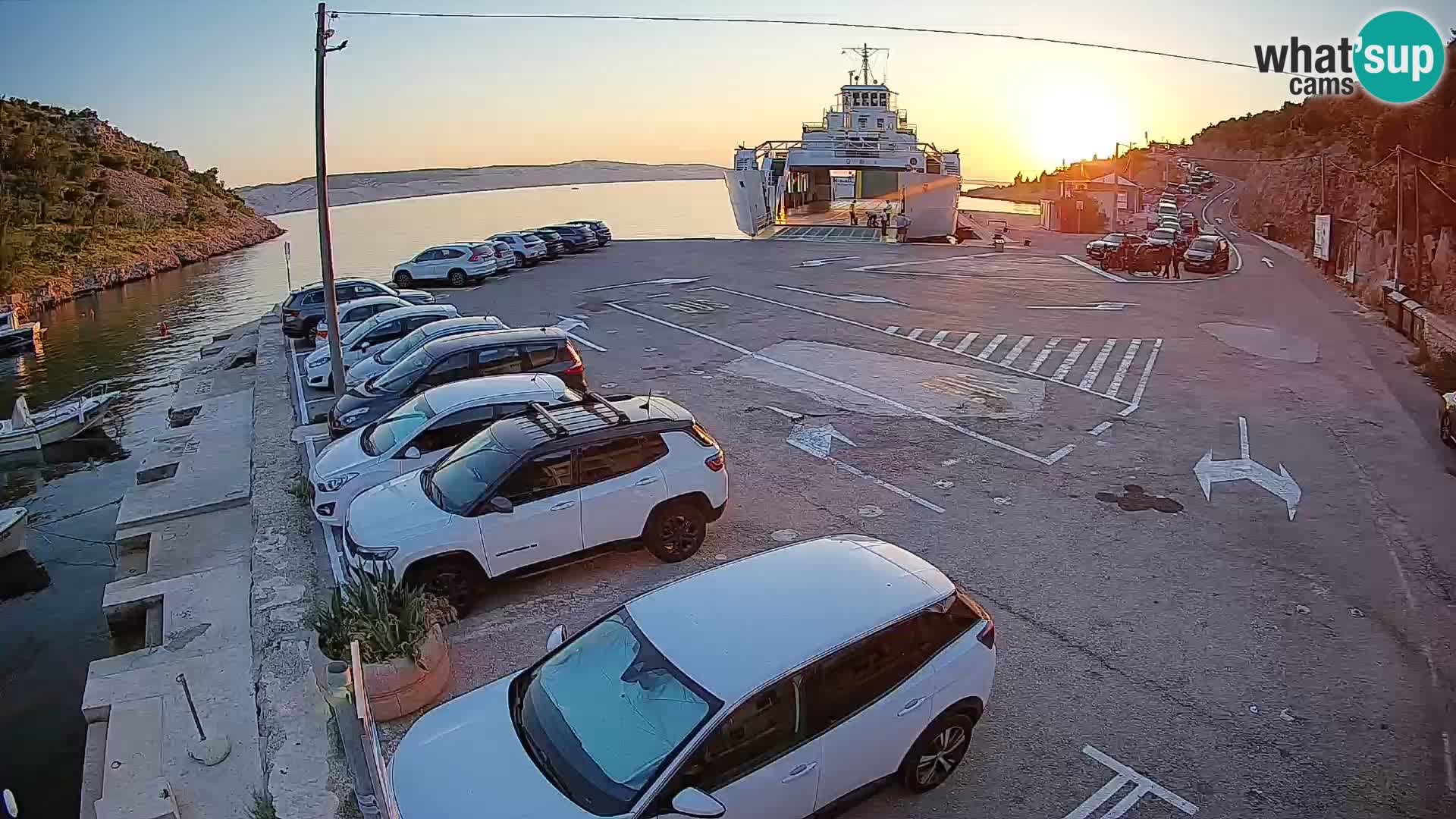 Spletna kamera trajektno pristanišče Prizna – proti otoku Pag