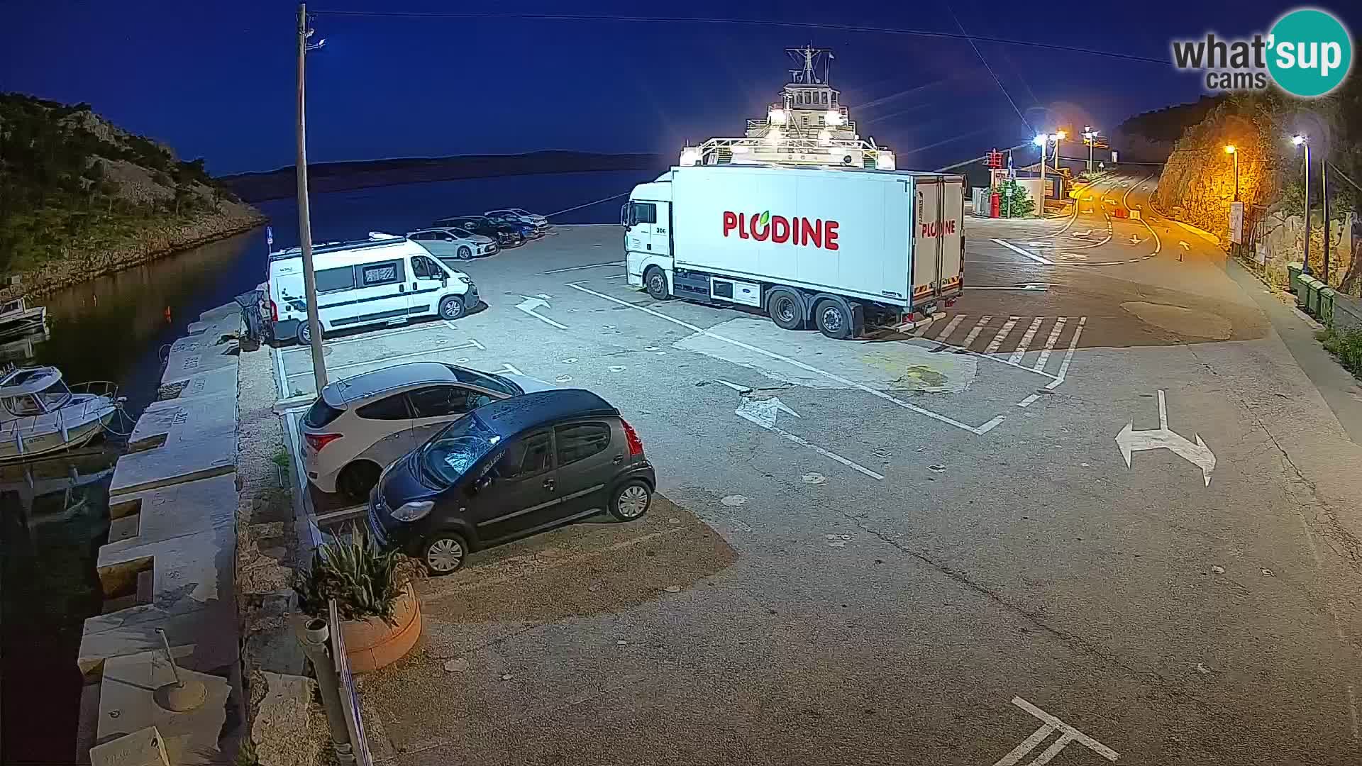 Spletna kamera trajektno pristanišče Prizna – proti otoku Pag