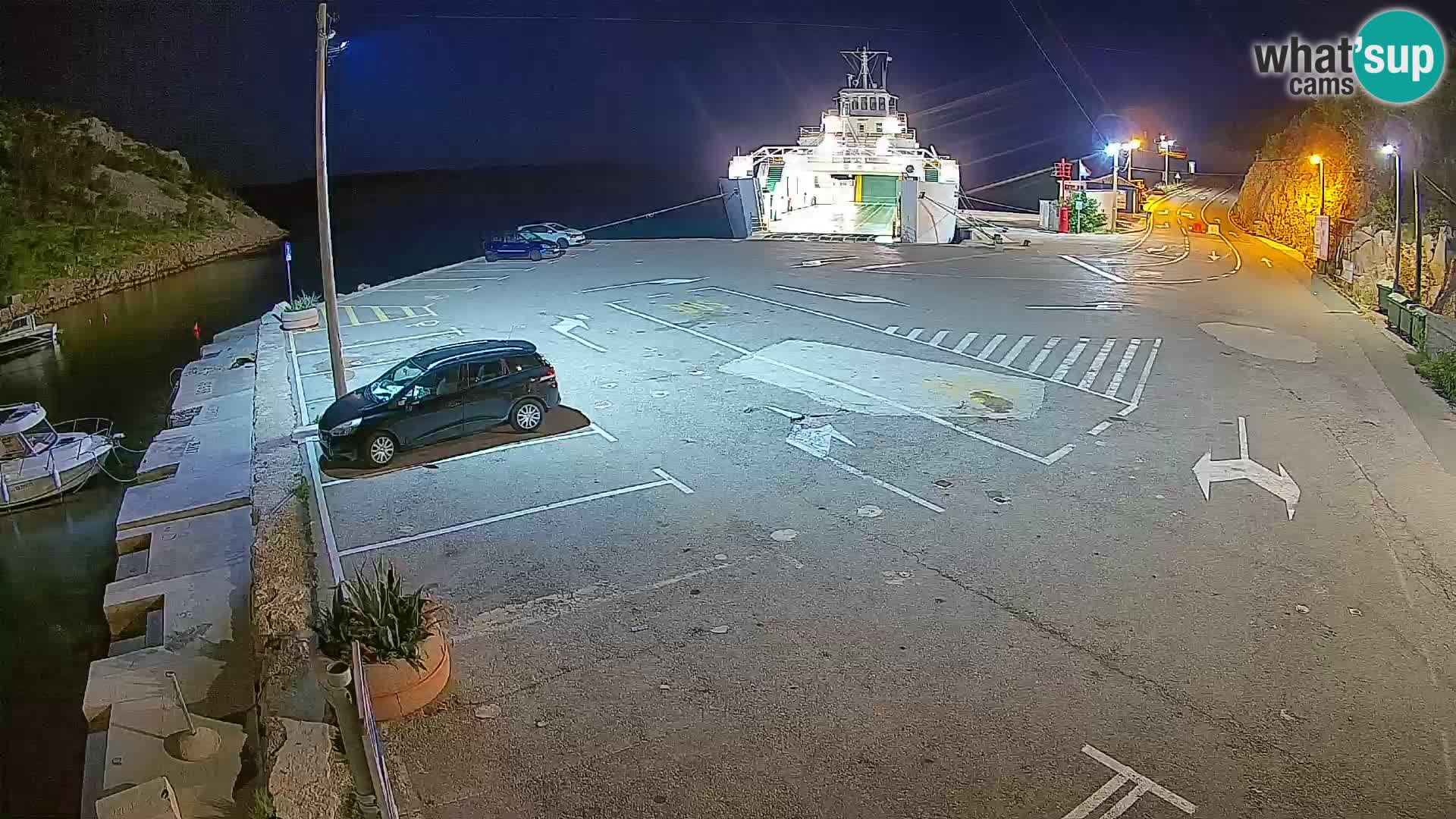 Spletna kamera trajektno pristanišče Prizna – proti otoku Pag