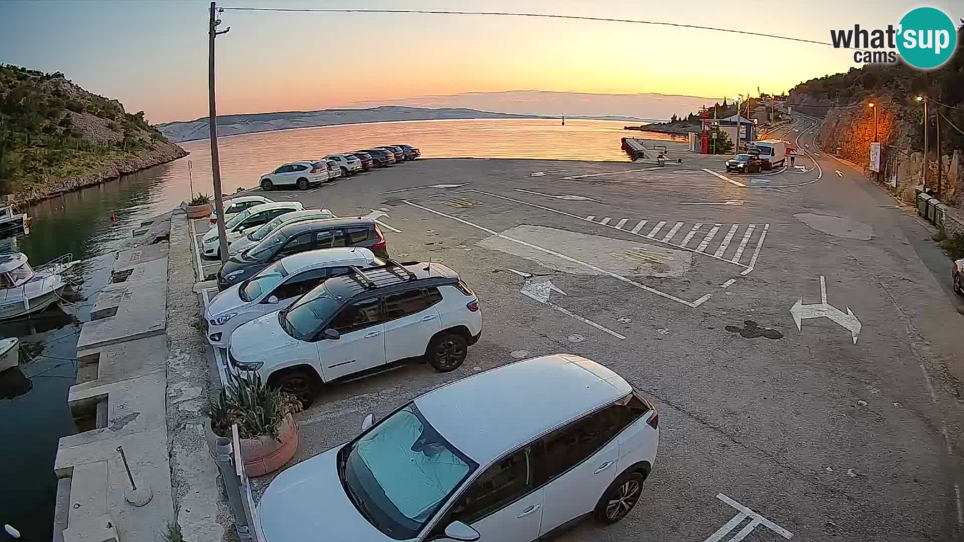 Spletna kamera trajektno pristanišče Prizna – proti otoku Pag