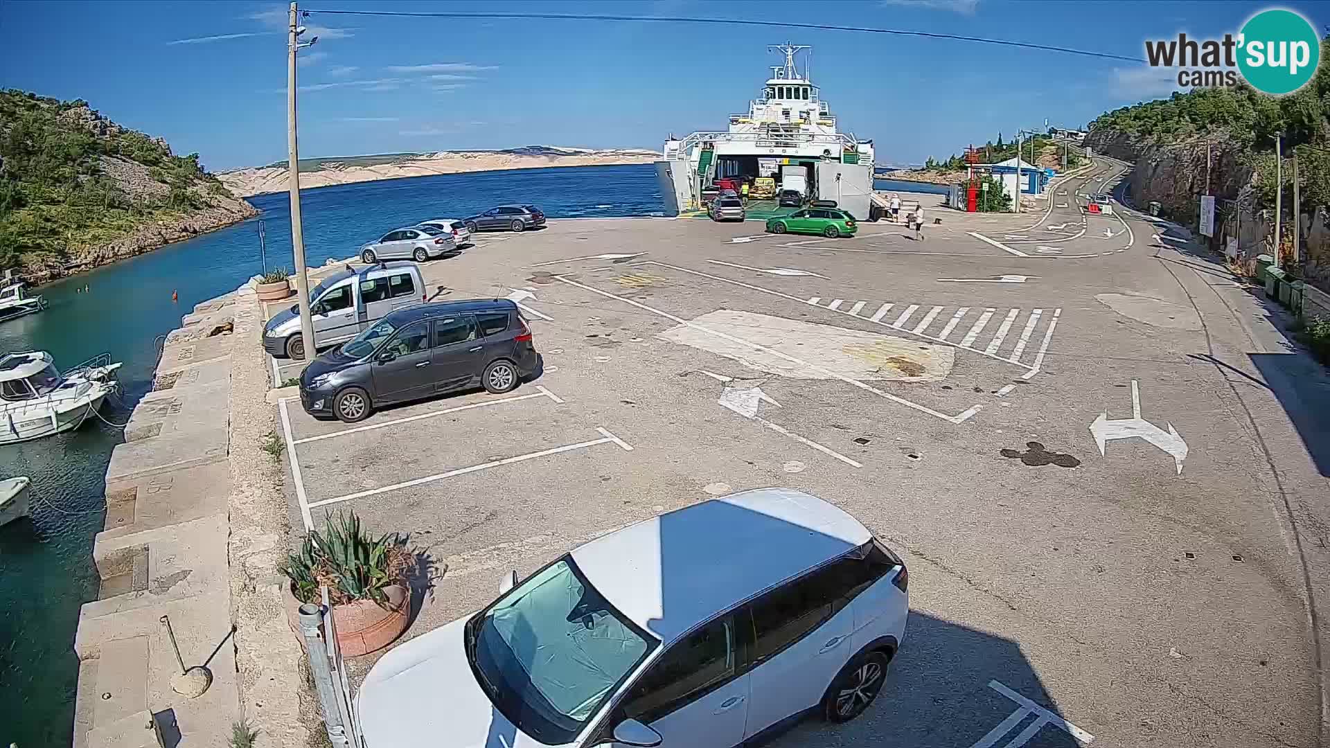Spletna kamera trajektno pristanišče Prizna – proti otoku Pag