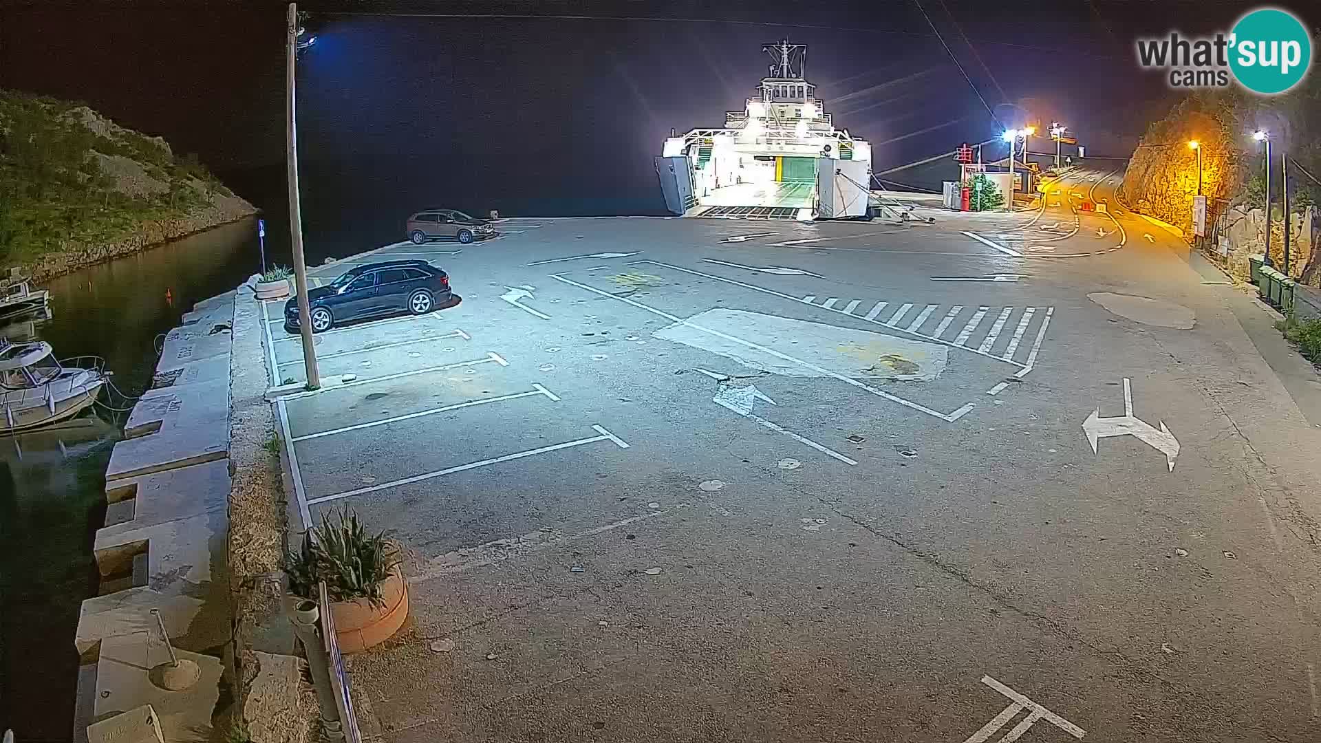 Spletna kamera trajektno pristanišče Prizna – proti otoku Pag