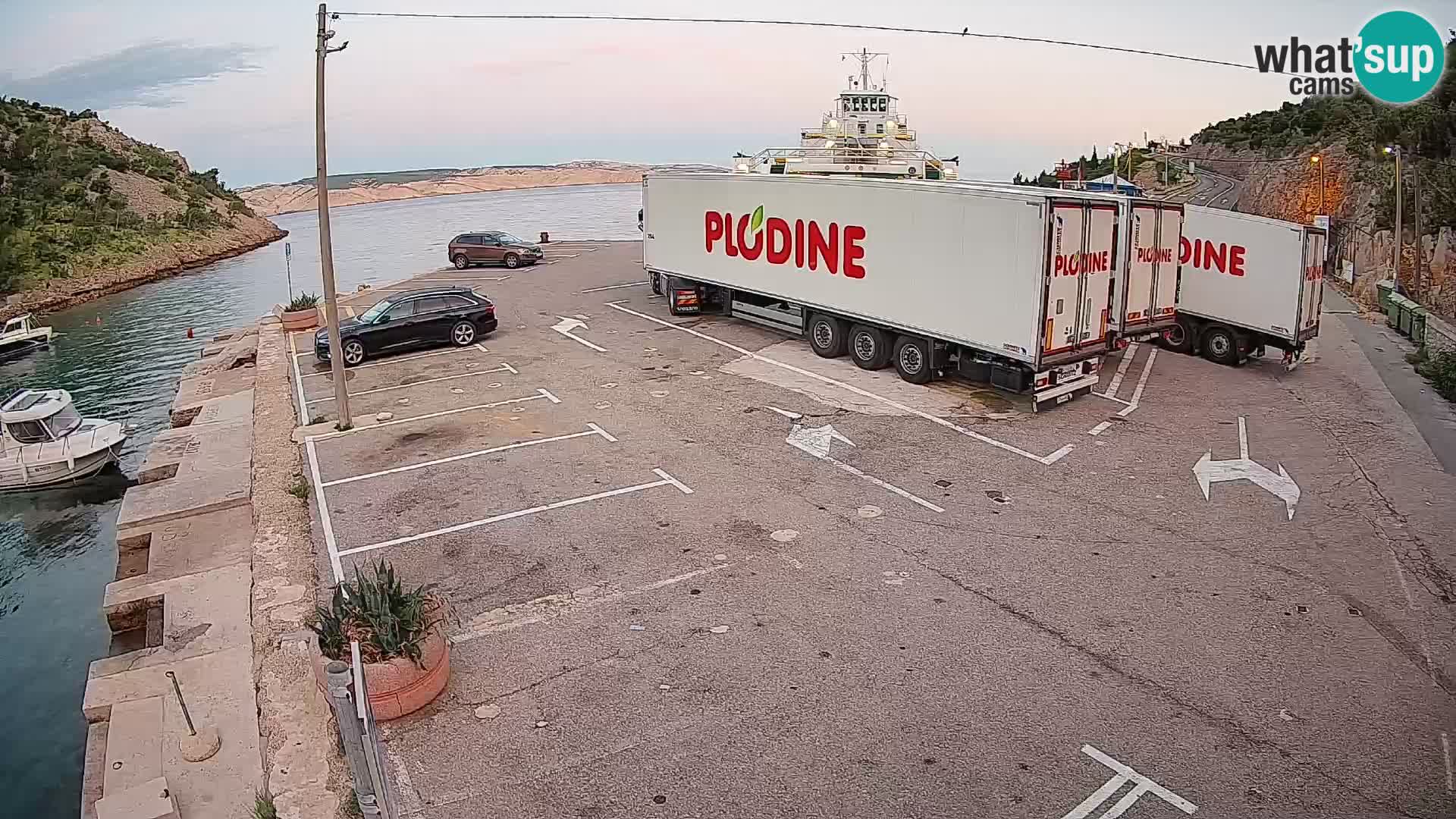 Spletna kamera trajektno pristanišče Prizna – proti otoku Pag