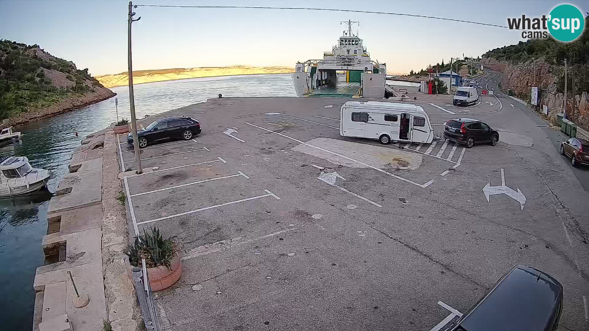 Webcam del puerto de ferris de Prizna – hacia la isla de Pag