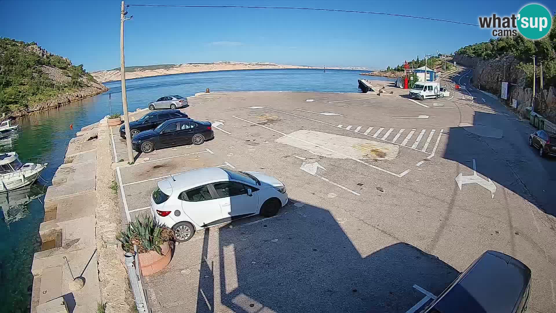 Spletna kamera trajektno pristanišče Prizna – proti otoku Pag