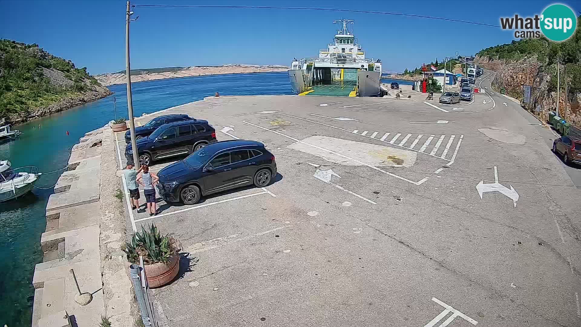 Spletna kamera trajektno pristanišče Prizna – proti otoku Pag