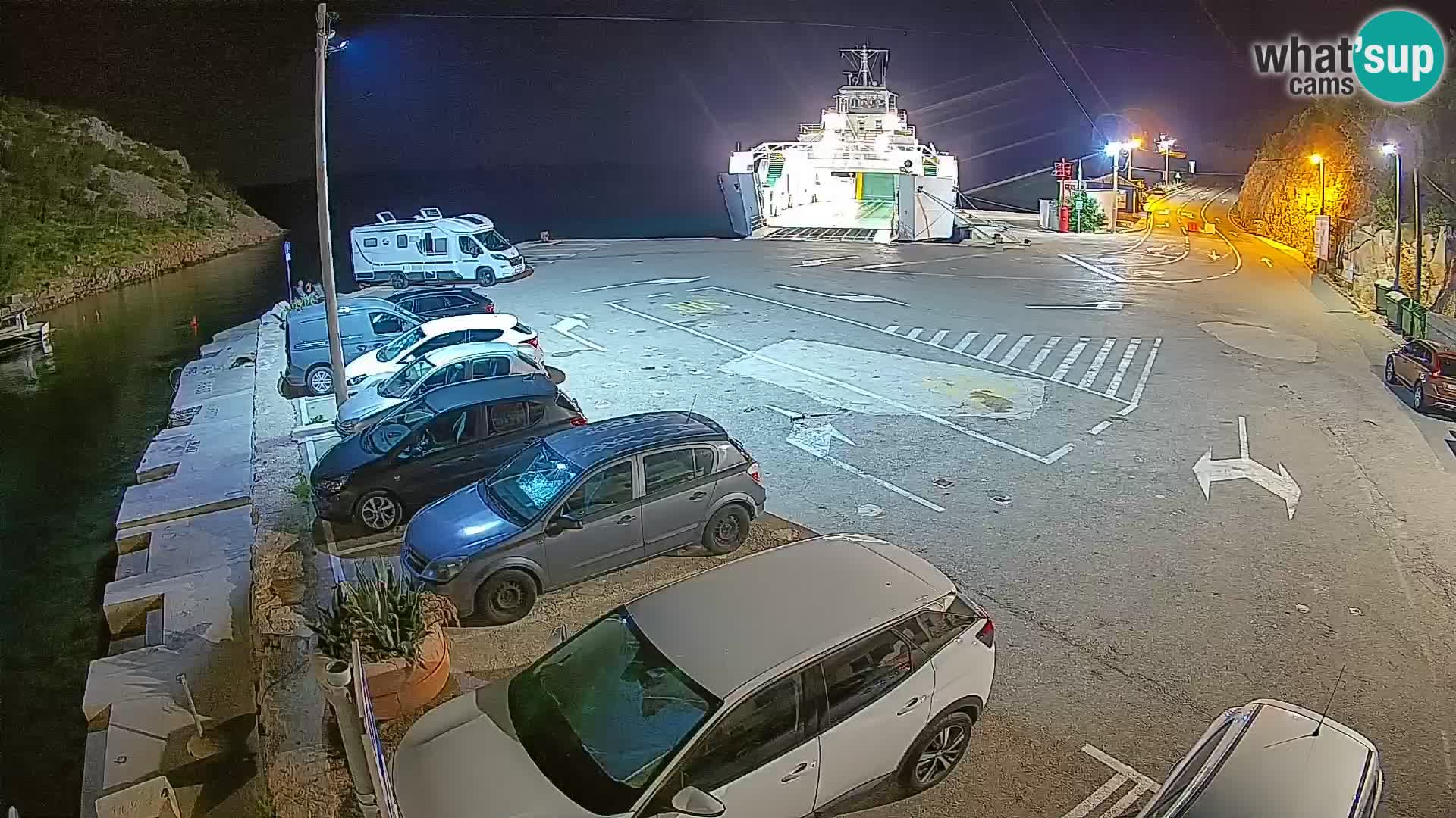 Spletna kamera trajektno pristanišče Prizna – proti otoku Pag