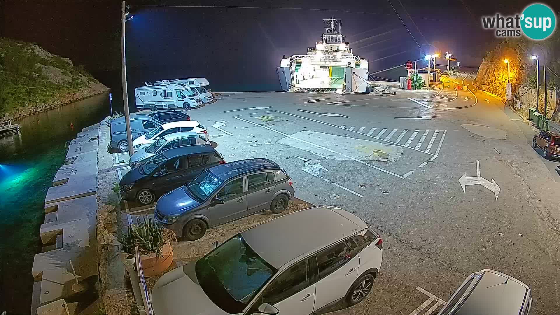 Spletna kamera trajektno pristanišče Prizna – proti otoku Pag